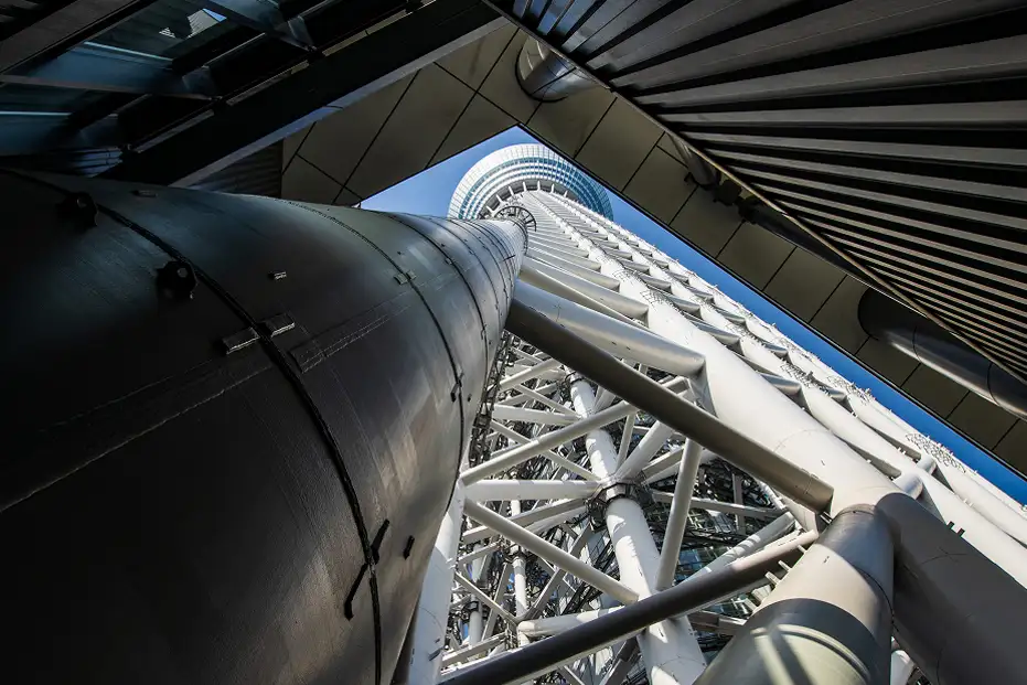 足元から見上げた東京スカイツリーの構造と展望台