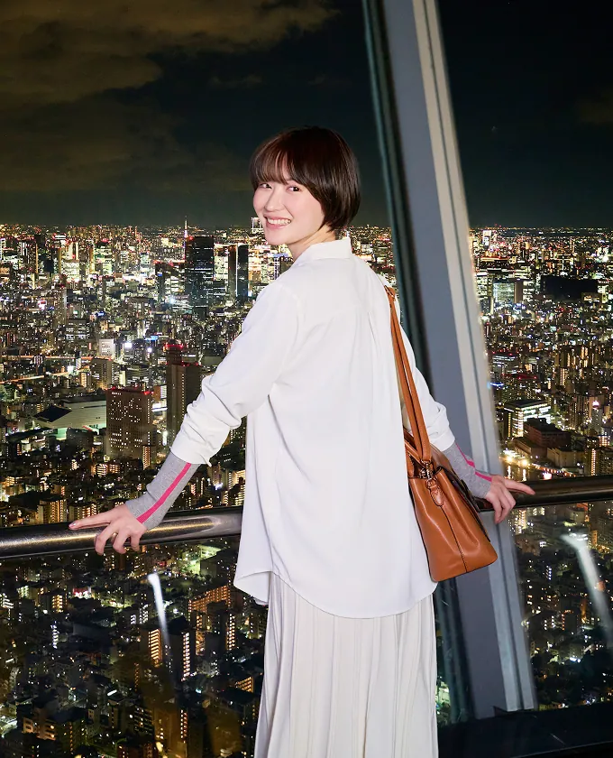 きらめく夜景を背にして「振り向きカット」