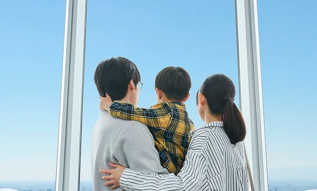 東京スカイツリー展望台で景色を眺める親子