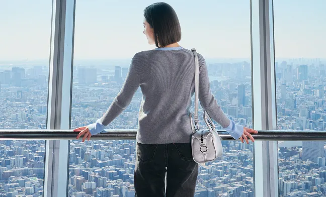 展望フロアで景色を楽しむ女性