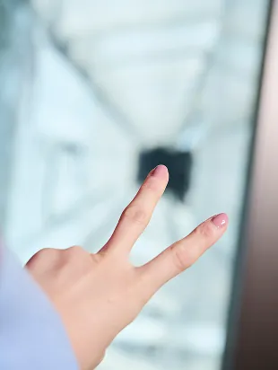 東京スカイツリーで一人時間を楽しむ女性