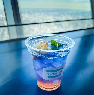 SKYTREE CAFEのロゴが入った透明なカップに入った青色のドリンク