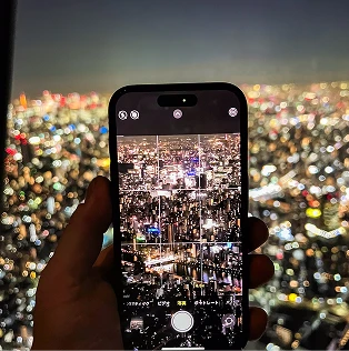 スマートフォンのカメラ画面越しに見る東京の夜景