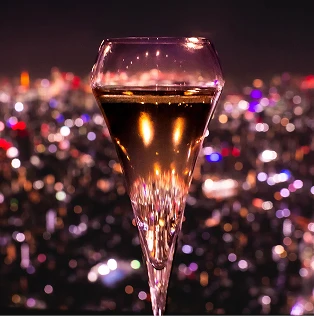 夜景の光の玉ボケを背景にしたグラスのアップ