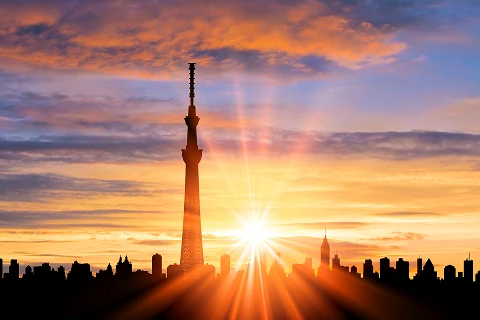 放射状に広がる夕日の光と、シルエットになった東京スカイツリー