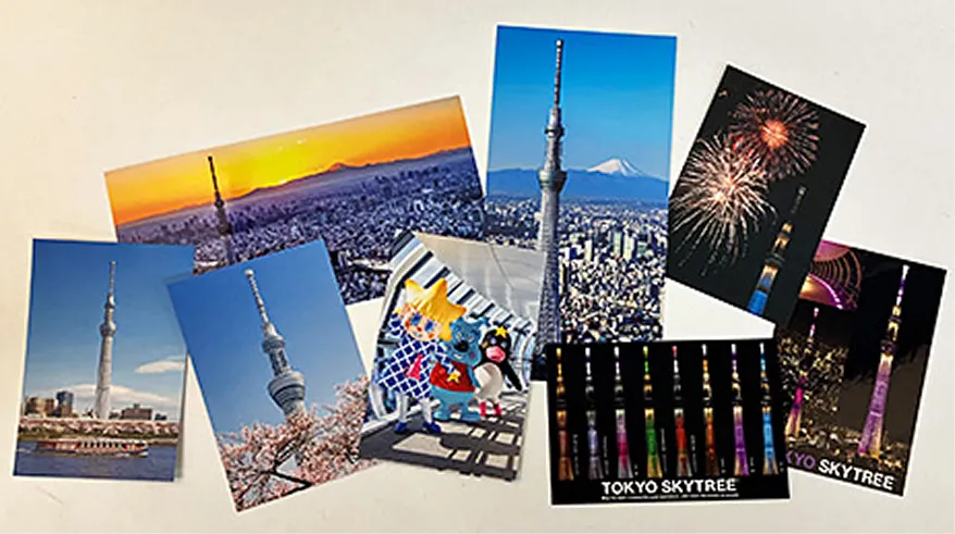 東京スカイツリーの昼景・夕景・夜景や花火などが写った複数のポストカードセット