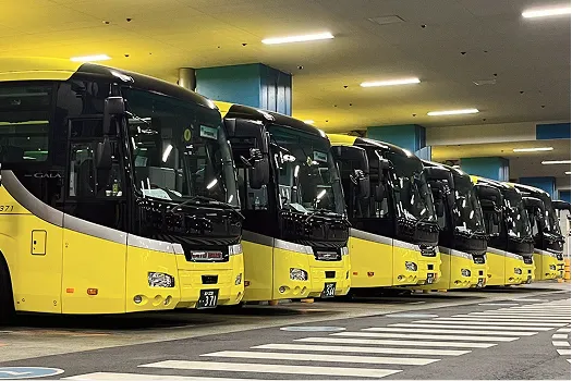 駐車場に並んだ大型バス