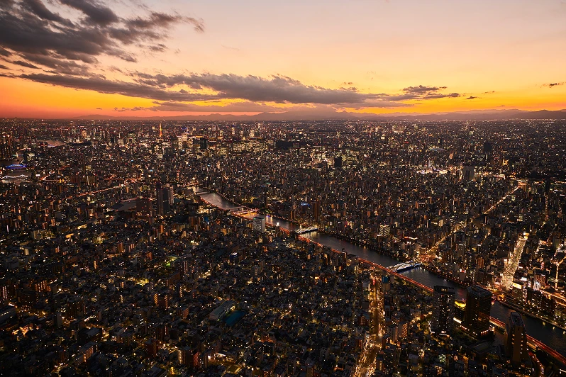 黄金色の夕焼けに染まる東京のパノラマ夜景