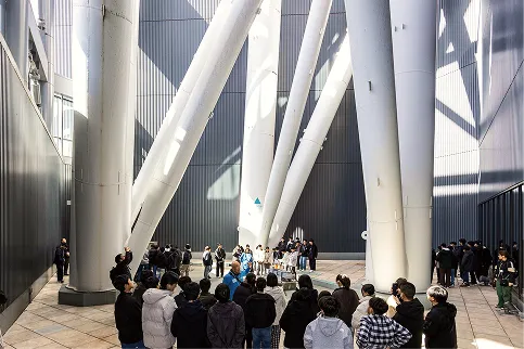 東京スカイツリー内を見学する団体客の様子