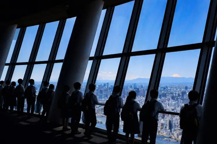 学生たちがスカイツリーの展望台から景色を眺める様子