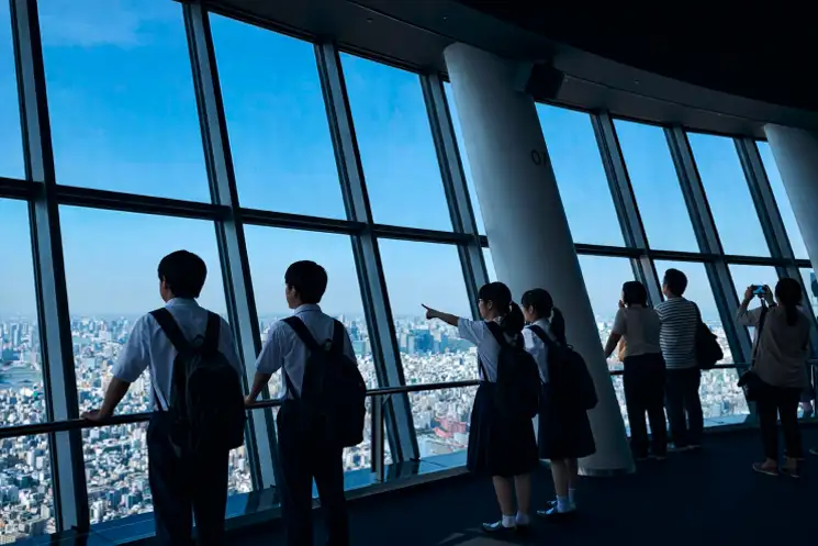 学生たちがスカイツリーの展望台から景色を眺める様子