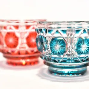 す美しいカットが施された赤と青の江戸切子のグラスみだの伝統工芸