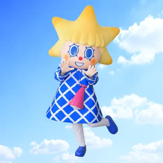 青空を背景にポーズをとる東京スカイツリー公式キャラクター「ソラカラちゃん」