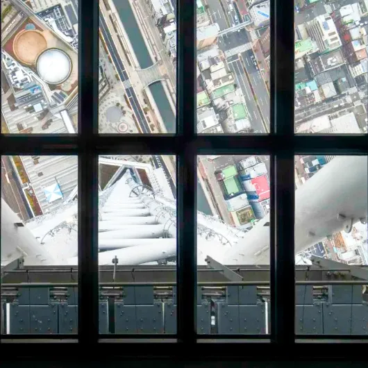 東京スカイツリーの展望台からガラス越しに真下を見下ろした迫力ある景色