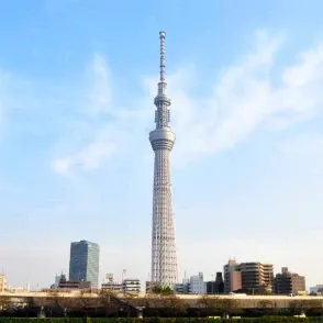 青空を背景にそびえ立つ東京スカイツリーの全景