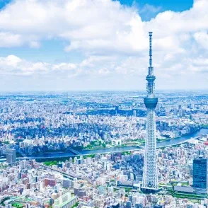 隅田川と東京の街並みを一望するスカイツリーの俯瞰風景