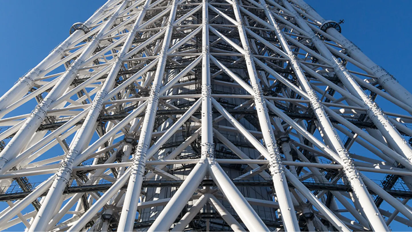 鋼管を三角形状に組み合わせたトラス構造の塔体