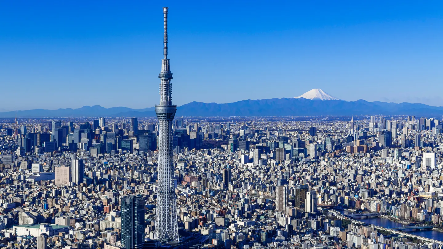 富士山を背景に東京の街並みに立つ東京スカイツリーの全景