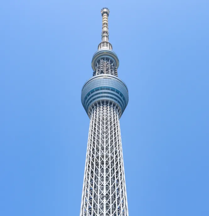 青空にそびえ立つ東京スカイツリーの天望デッキ付近