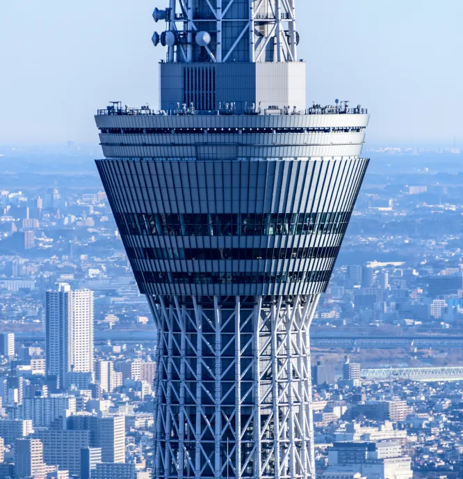 東京の街並みを背景にした東京スカイツリーの天望デッキのアップ