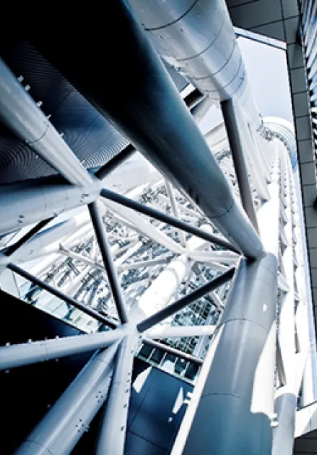 伝統建築の「そり」を表現したタワーの曲線美