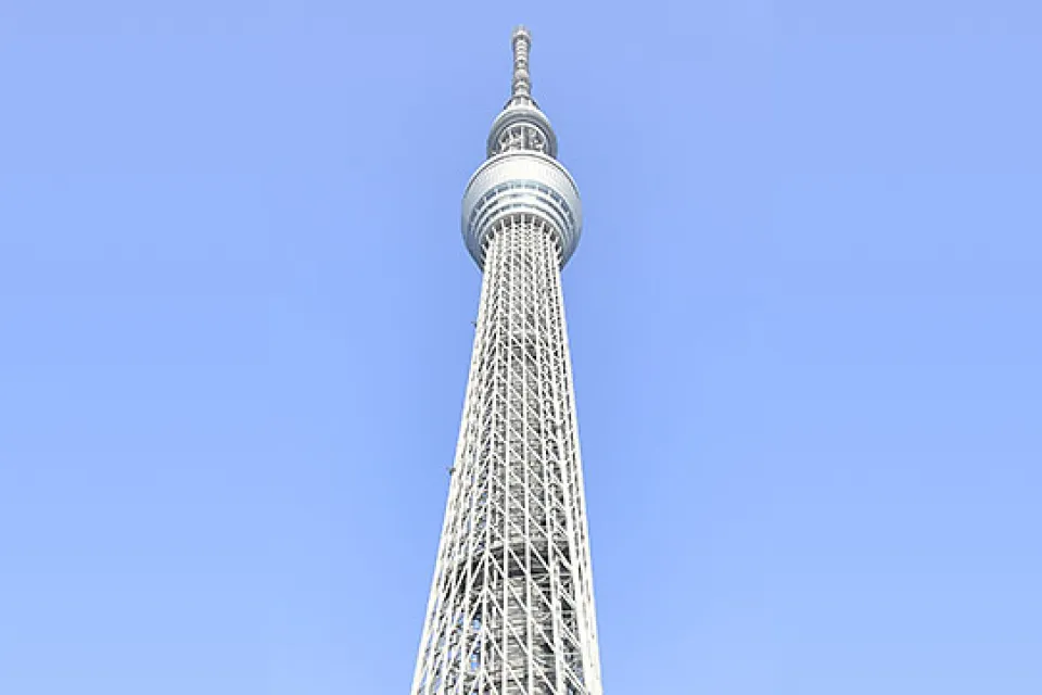 青空に映えるスカイツリーホワイトの外観