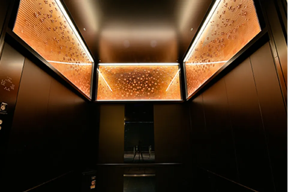 東京スカイツリーのエレベーター「天望シャトル」が展望台に向かう様子