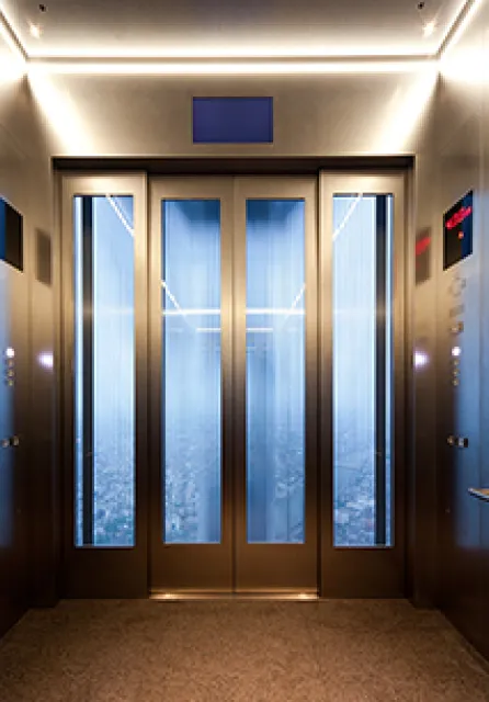 天望回廊へ向かうシースルー構造のエレベーター内部