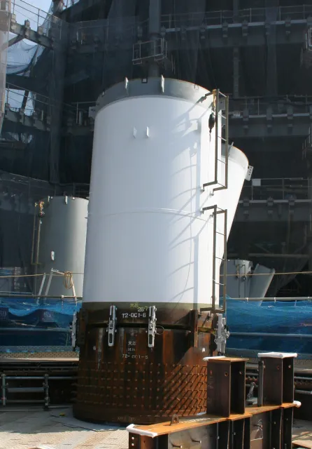 2009年4月6日、地上で最初に据え付けられた約4mの鉄骨