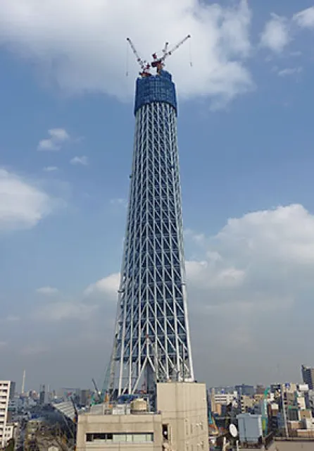 2010年2月16日、高さ300mを超えた（高さ303m）トラス構造の塔体