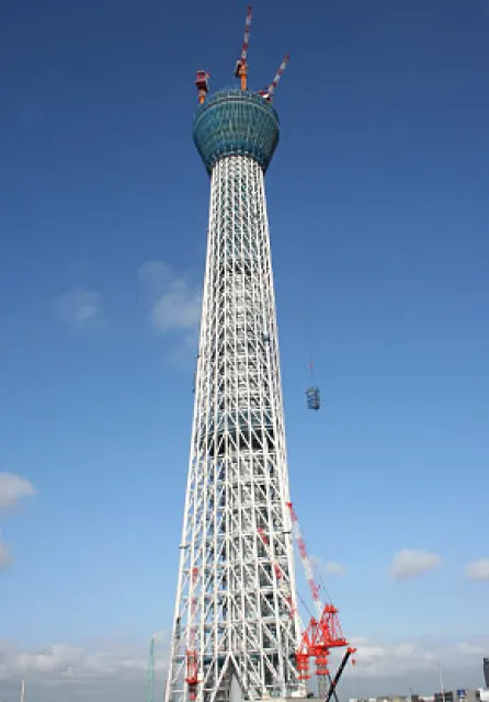 2010年7月30日、高さ400mを超えた（高さ408m）建設現場の全景