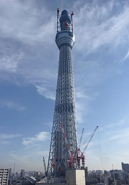 2010年12月1日、高さ500mを超えた（高さ511m）完成間近の外観