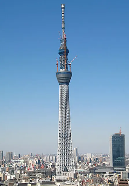 2011年3月18日、最高高さ634mに到達した東京スカイツリー