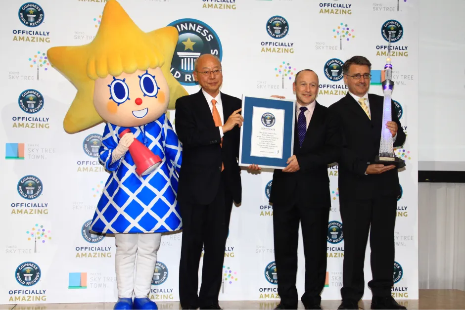 2011年ギネス世界記録™認定式で、世界一高いタワーとして認定証を授与される様子