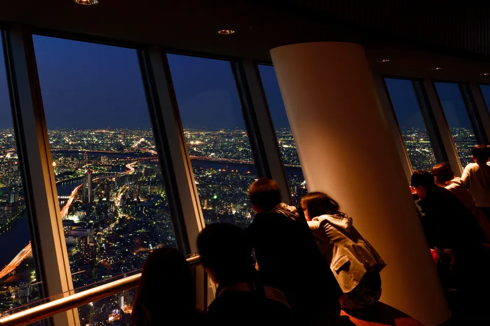 日没後の東京スカイツリー天望デッキから見渡す、宝石のように輝く東京の夜景