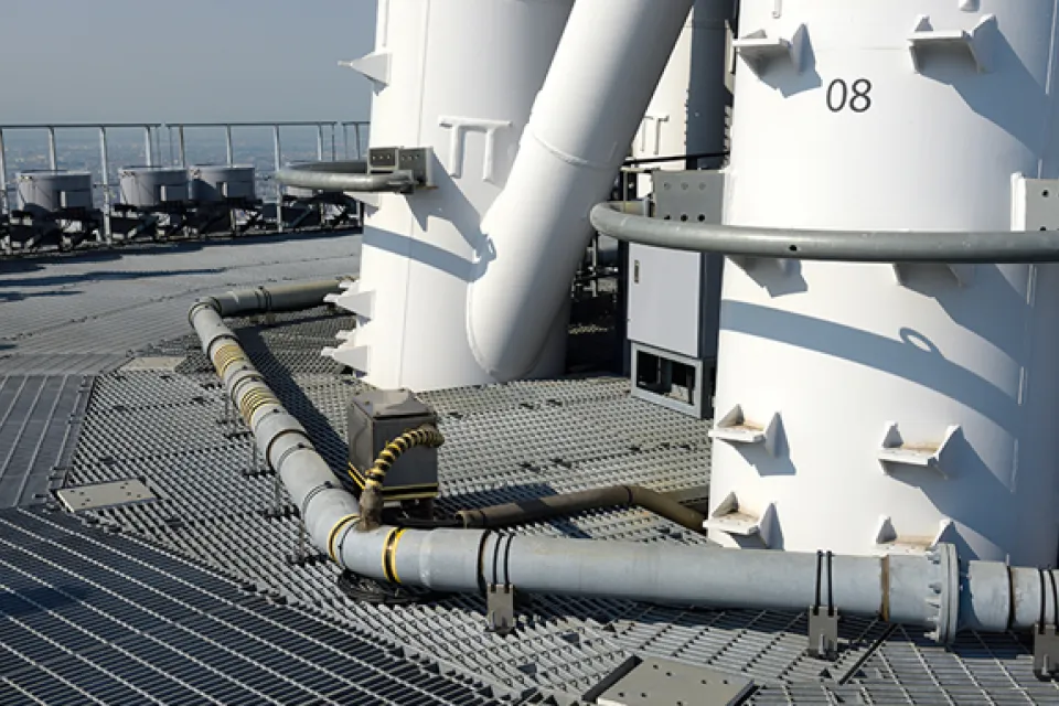 落雷の観測に使用される、東京スカイツリー上部に設置されたロゴスキーコイルのクローズアップ