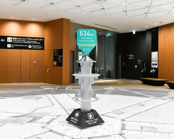 スカ이트リーギャラリー内に展示された、高さ634mの頂点に設置されている避雷針の実物大模型と案内パネル。