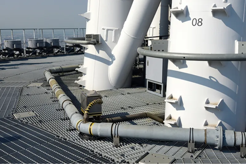 東京スカイツリーの塔体周囲に設置された雷電流計測用ロゴスキーコイル