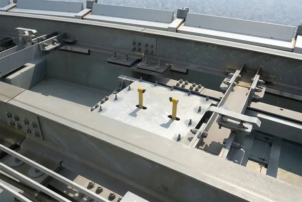 地上458m地点に設置された雲粒の大きさや個数を測定する雲粒観測装置