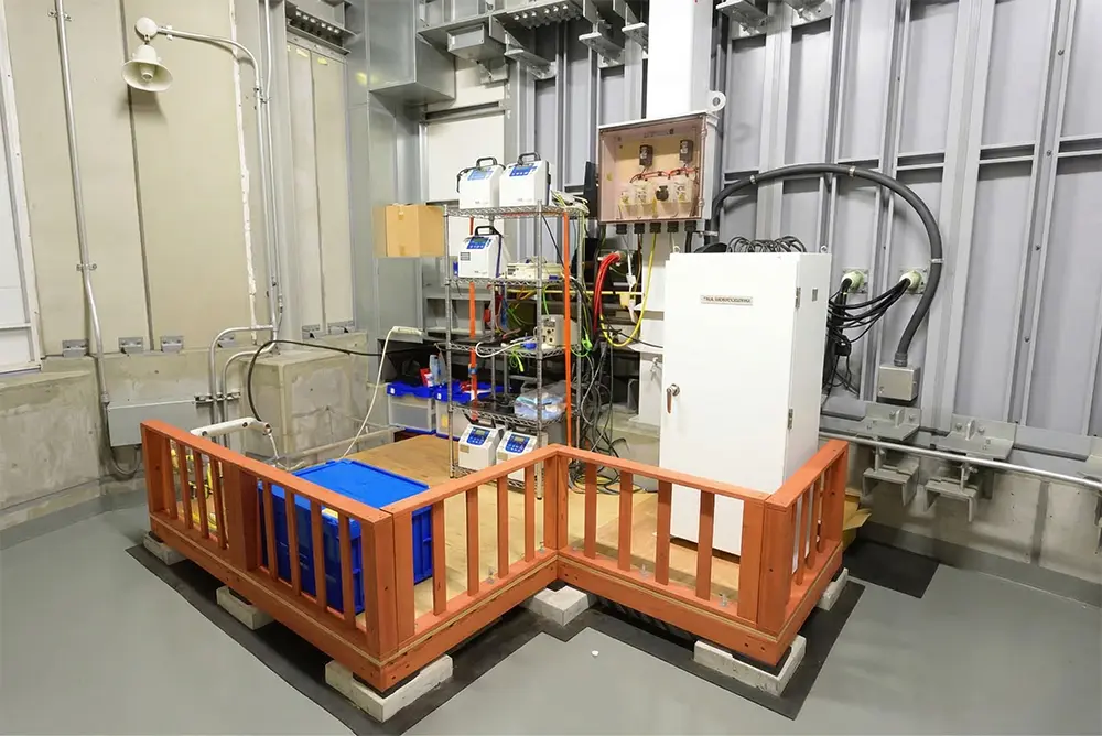 東京上空の雲粒および大気中のエアロゾル粒子を捕集する観測機器の外観