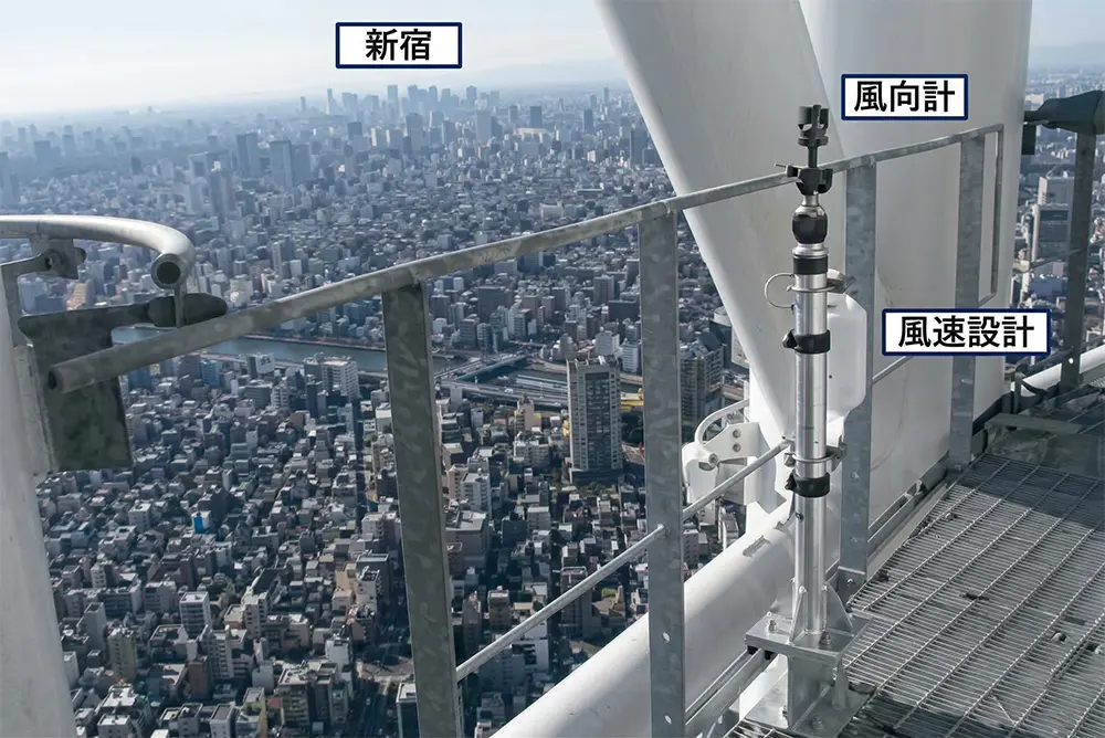 東京スカイツリー300m付近の測定室屋外に設置された大気質観測機器
