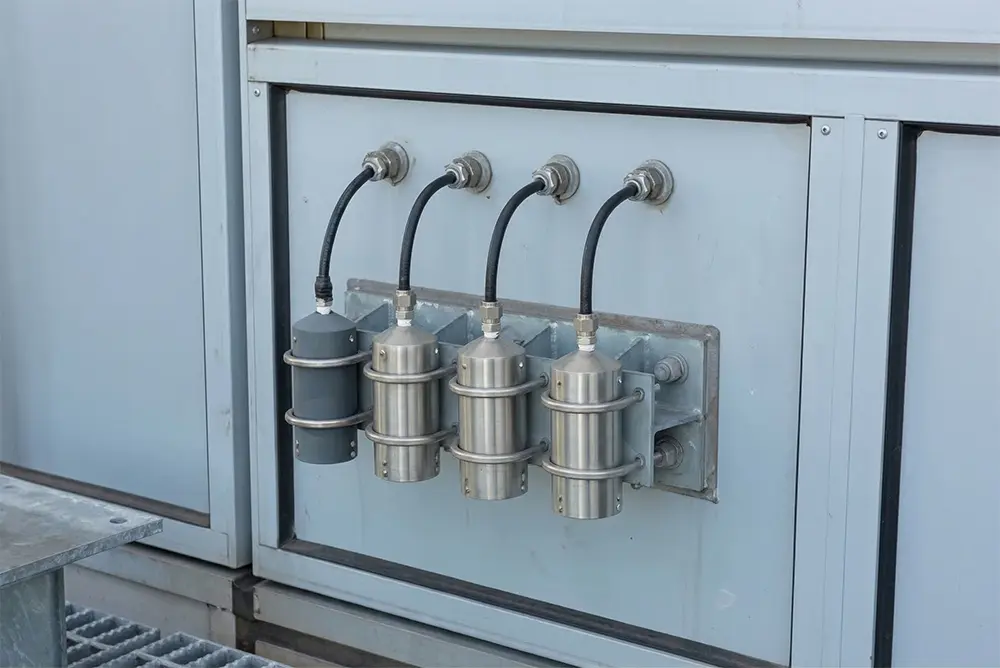 250m付近のデッキに設置された温室効果ガスおよび関連物質の屋外観測設備