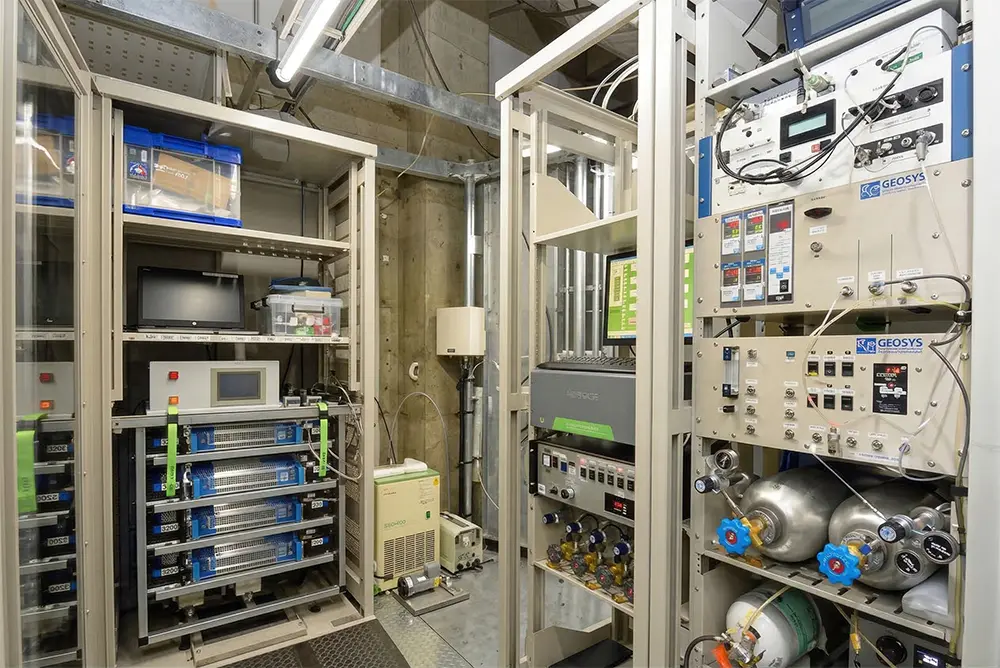 大気中のCO2やメタン等の温室効果ガスを解析するための精密観測装置