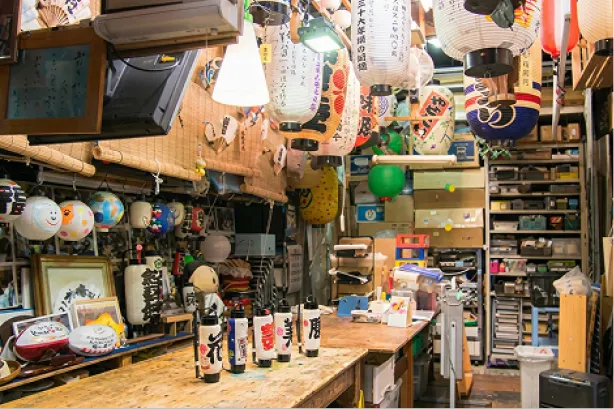 江戸時代の職人たちの作業風景を描いた古い図版