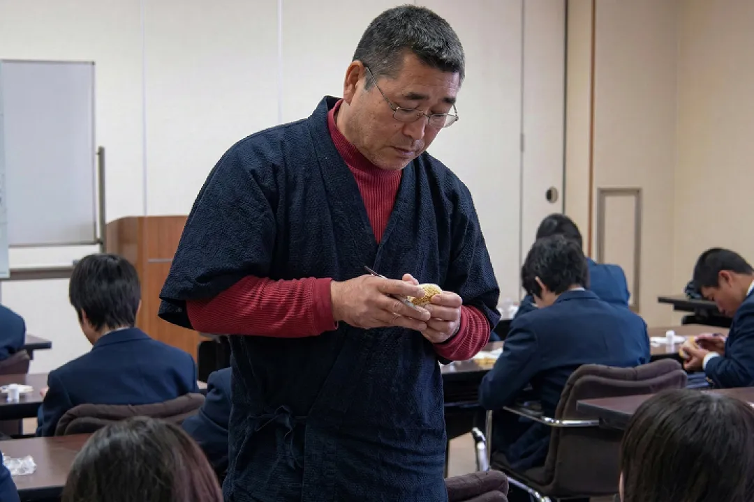 職人が布を木目込む繊細な作業風景