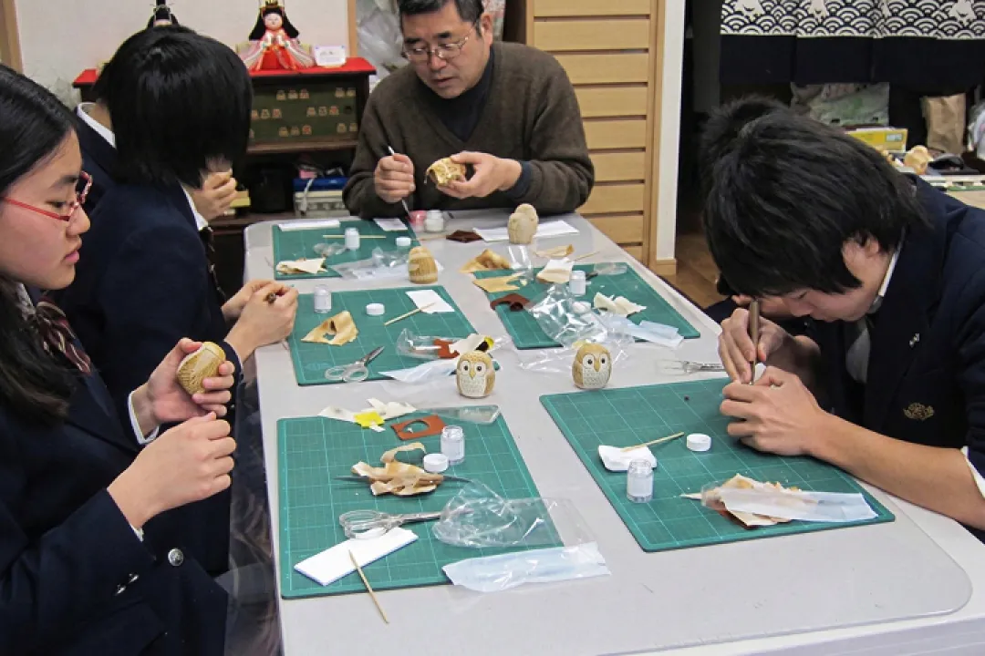 色とりどりの布を用いた木目込み毬の制作