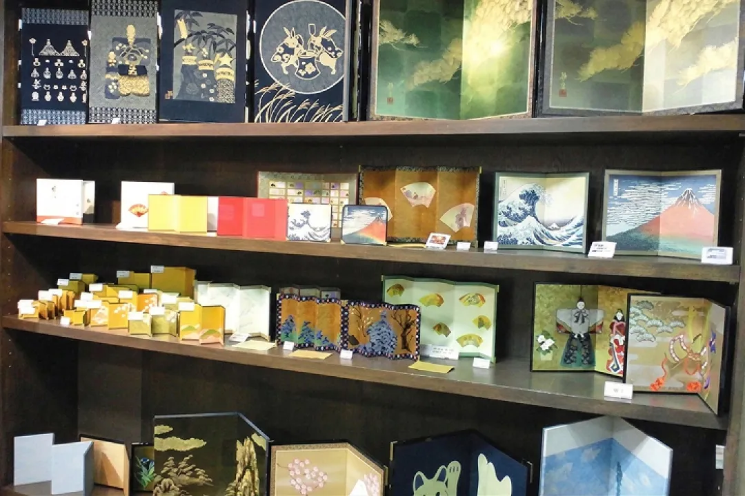 伝統的な絵柄のからくり屏風