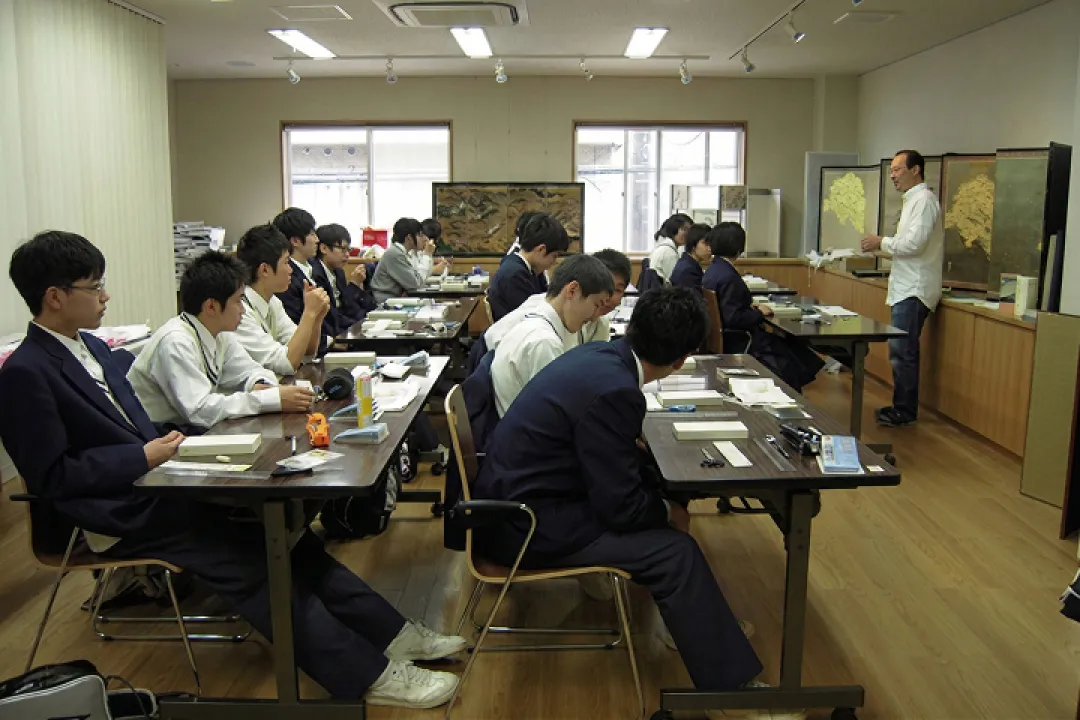 屏風の仕立て作業の様子