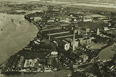 川沿いに広がる昔の工業地帯の航空写真