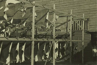 工場内部での作業風景の古い写真